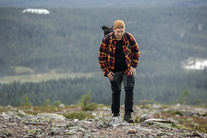 en man på vandring i fjällandskap